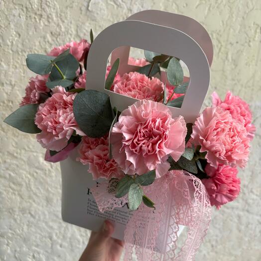 № 70 Композиция из стойких, ярких розовых диантусов и эвкалипта в сумочке Fresh Flower