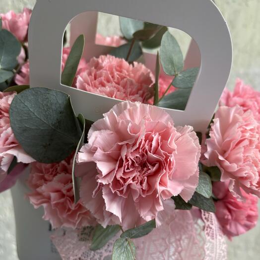 № 70 Композиция из стойких, ярких розовых диантусов и эвкалипта в сумочке Fresh Flower