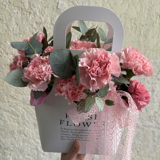 № 70 Композиция из стойких, ярких розовых диантусов и эвкалипта в сумочке Fresh Flower