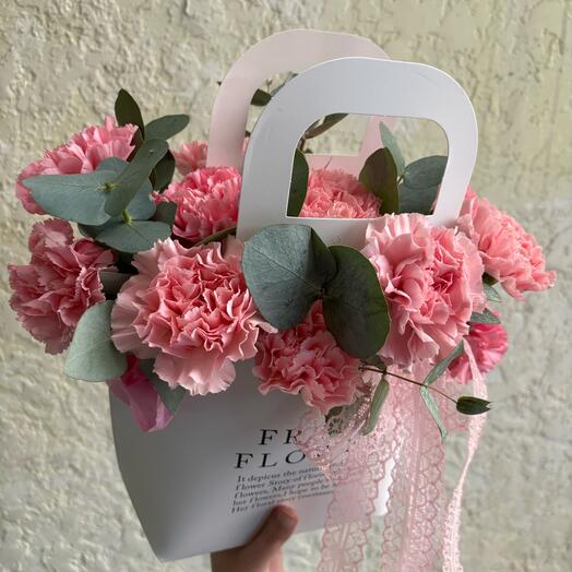 № 70 Композиция из стойких, ярких розовых диантусов и эвкалипта в сумочке Fresh Flower