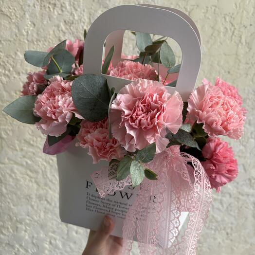 № 70 Композиция из стойких, ярких розовых диантусов и эвкалипта в сумочке Fresh Flower