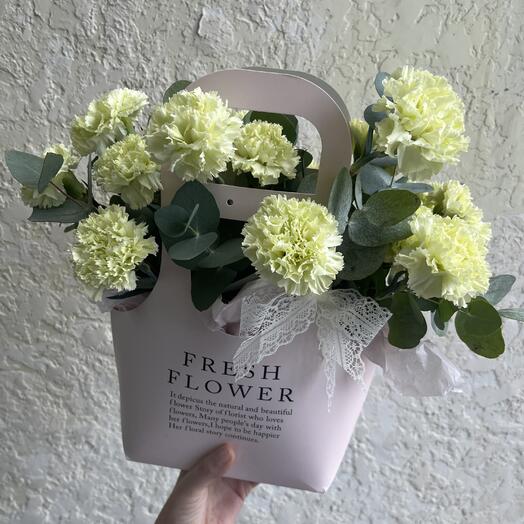 №71 Стойкие, нежные , салатовые диантусы с ароматным эвкалиптом в сумочке «Fresh flower»