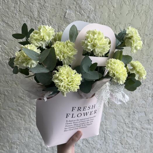 №71 Стойкие, нежные , салатовые диантусы с ароматным эвкалиптом в сумочке «Fresh flower»