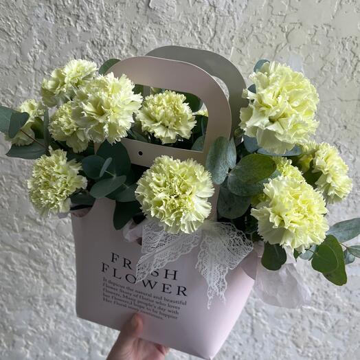 №71 Стойкие, нежные , салатовые диантусы с ароматным эвкалиптом в сумочке «Fresh flower»