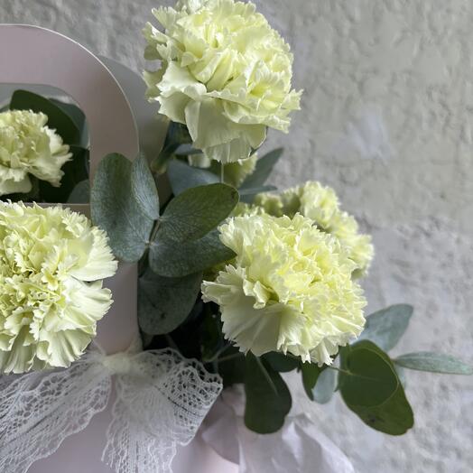 №71 Стойкие, нежные , салатовые диантусы с ароматным эвкалиптом в сумочке «Fresh flower»