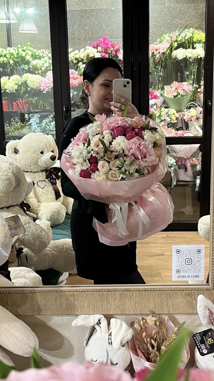 №72 Большой букет из свежих нежных пионовидных и французских роз, диантусов,альстромерий и хризантем Ньютон