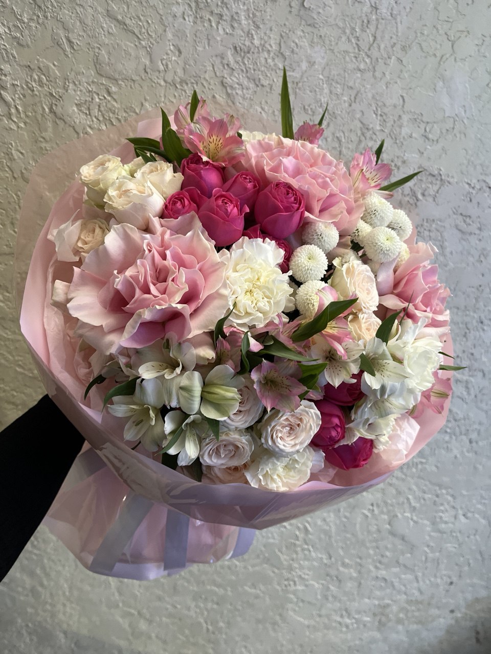 №72 Большой букет из свежих нежных пионовидных и французских роз, диантусов,альстромерий и хризантем Ньютон