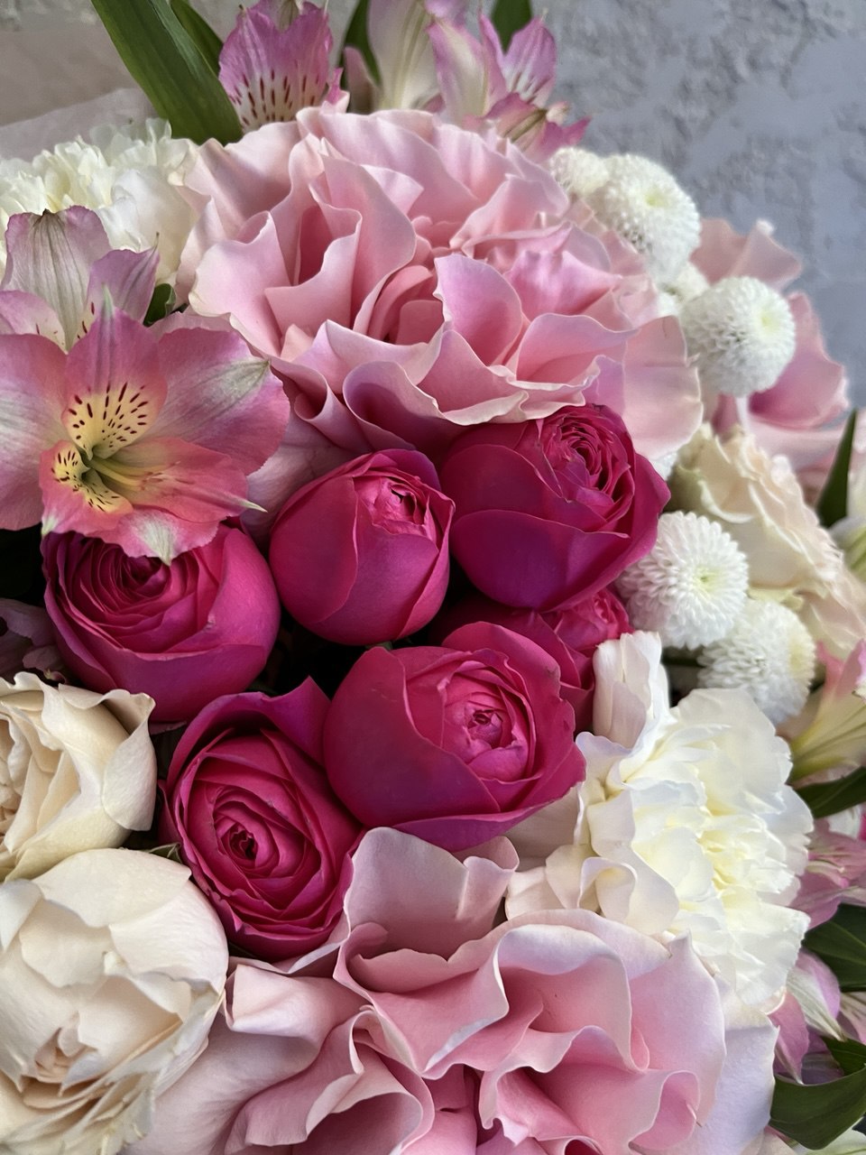 №72 Большой букет из свежих нежных пионовидных и французских роз, диантусов,альстромерий и хризантем Ньютон