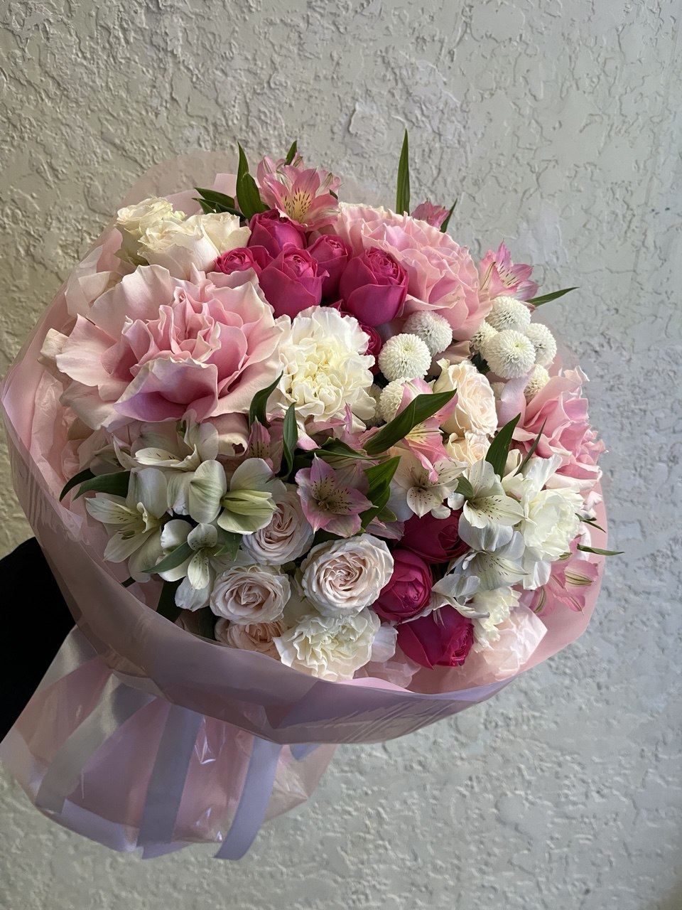 №72 Большой букет из свежих нежных пионовидных и французских роз, диантусов,альстромерий и хризантем Ньютон